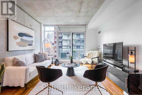 740 - 333 Adelaide Street E, Toronto, ON - Indoor Photo Showing Living Room