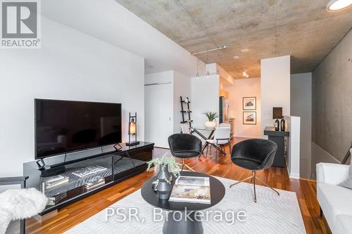 740 - 333 Adelaide Street E, Toronto, ON - Indoor Photo Showing Living Room