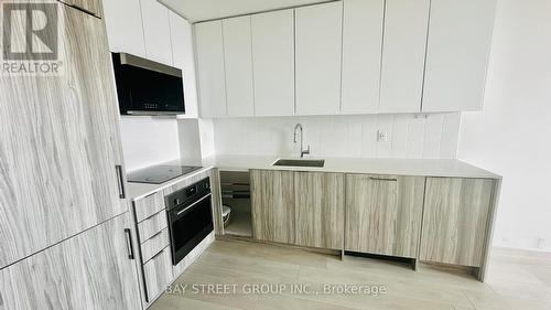 722 - 2485 Taunton Road, Oakville, ON - Indoor Photo Showing Kitchen