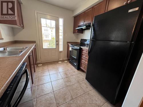 829 Fowles Court, Milton, ON - Indoor Photo Showing Kitchen With Double Sink