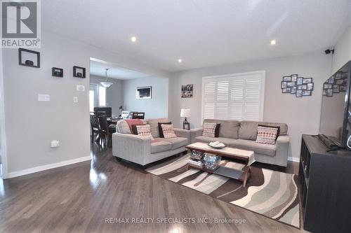 263 Prosser Circle, Milton, ON - Indoor Photo Showing Living Room