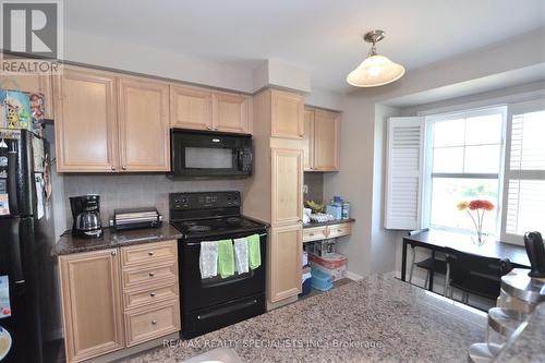 263 Prosser Circle, Milton, ON - Indoor Photo Showing Kitchen