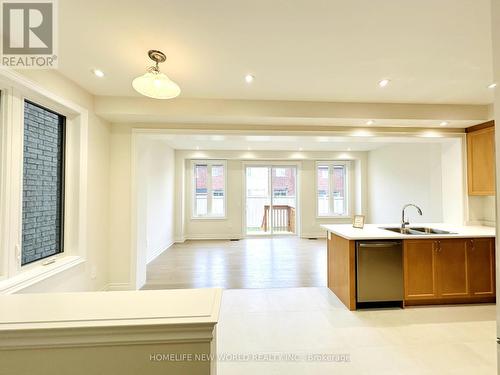 97 Kenneth Rogers Crescent, East Gwillimbury, ON - Indoor Photo Showing Kitchen With Double Sink