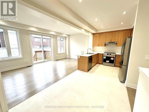 97 Kenneth Rogers Crescent, East Gwillimbury, ON - Indoor Photo Showing Kitchen