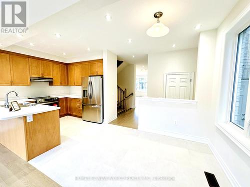 97 Kenneth Rogers Crescent, East Gwillimbury, ON - Indoor Photo Showing Kitchen