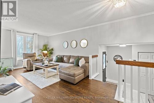 38 Brett Court, Hamilton, ON - Indoor Photo Showing Living Room