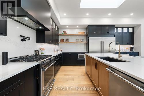 25 Franklin Crescent, Whitby, ON - Indoor Photo Showing Kitchen With Upgraded Kitchen