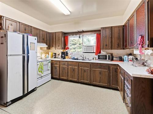 5611/5621 Hammond Bay Rd, Nanaimo, BC - Indoor Photo Showing Kitchen With Double Sink