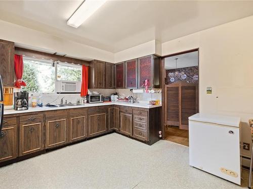 5611/5621 Hammond Bay Rd, Nanaimo, BC - Indoor Photo Showing Kitchen With Double Sink