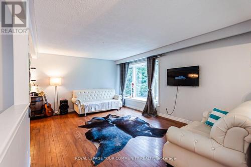 3 Lawndale Court, Bradford West Gwillimbury, ON - Indoor Photo Showing Living Room