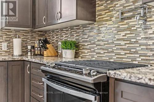 54 Prairie Grass Crescent, East Gwillimbury, ON - Indoor Photo Showing Kitchen With Upgraded Kitchen