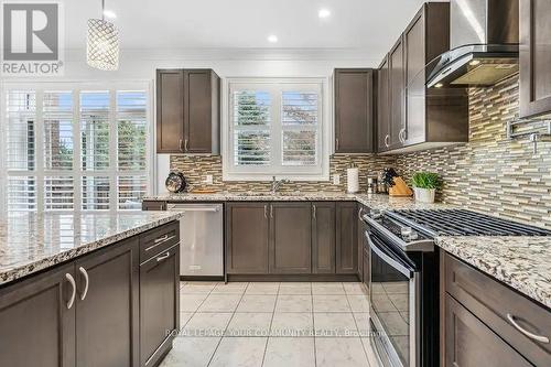 54 Prairie Grass Crescent, East Gwillimbury, ON - Indoor Photo Showing Kitchen With Upgraded Kitchen