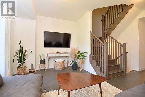 5 - 383 Dundas Street E, Hamilton, ON - Indoor Photo Showing Living Room