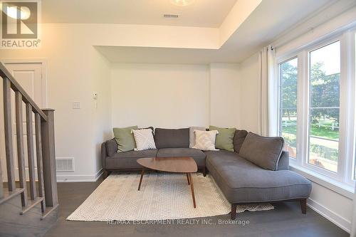 5 - 383 Dundas Street E, Hamilton, ON - Indoor Photo Showing Living Room