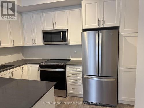 19 - 22 Lytham Green Circle, Newmarket, ON - Indoor Photo Showing Kitchen