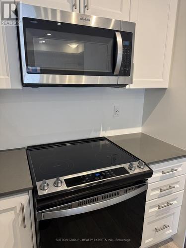 19 - 22 Lytham Green Circle, Newmarket, ON - Indoor Photo Showing Kitchen