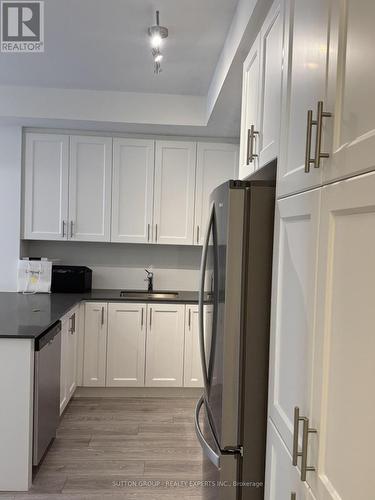 19 - 22 Lytham Green Circle, Newmarket, ON - Indoor Photo Showing Kitchen