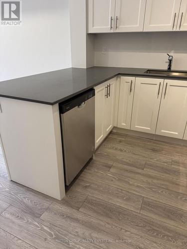 19 - 22 Lytham Green Circle, Newmarket, ON - Indoor Photo Showing Kitchen