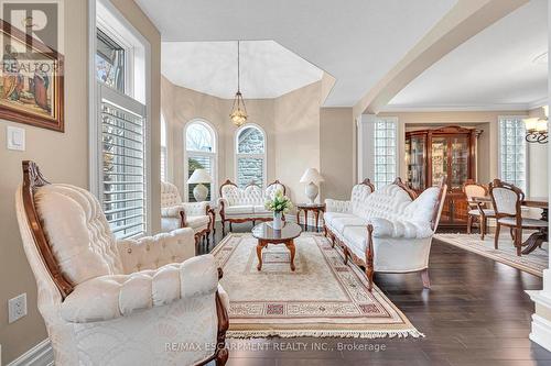 15 Silver Maple Drive, Hamilton, ON - Indoor Photo Showing Living Room