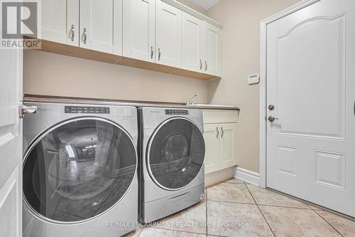 15 Silver Maple Drive, Hamilton, ON - Indoor Photo Showing Laundry Room