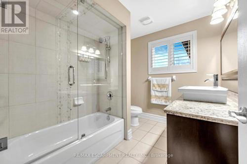 15 Silver Maple Drive, Hamilton, ON - Indoor Photo Showing Bathroom