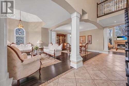 15 Silver Maple Drive, Hamilton, ON - Indoor Photo Showing Living Room