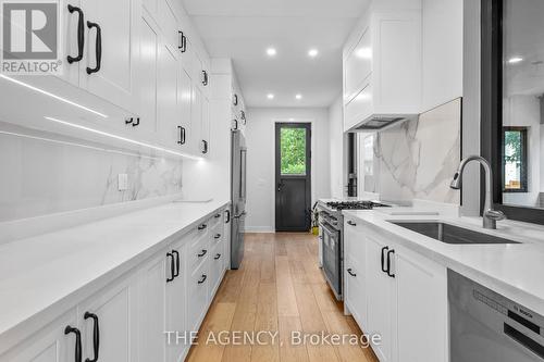 527 Taplow Crescent, Oakville, ON - Indoor Photo Showing Kitchen With Upgraded Kitchen