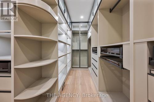 527 Taplow Crescent, Oakville, ON - Indoor With Storage