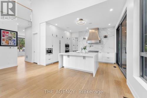 527 Taplow Crescent, Oakville, ON - Indoor Photo Showing Kitchen With Upgraded Kitchen