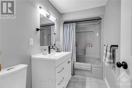 22 Stroughton Crescent, Ottawa, ON - Indoor Photo Showing Bathroom