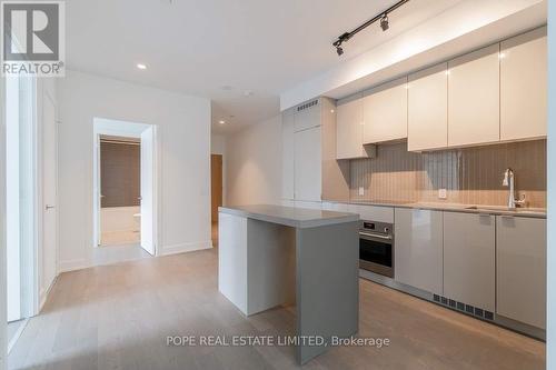 703 - 7 Grenville Street, Toronto, ON - Indoor Photo Showing Kitchen