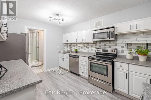 35 - 120 Ling Road, Toronto, ON - Indoor Photo Showing Kitchen