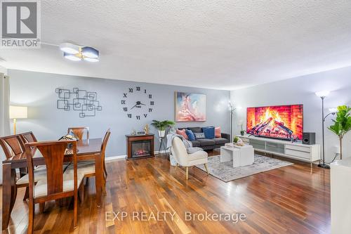 35 - 120 Ling Road, Toronto, ON - Indoor Photo Showing Living Room