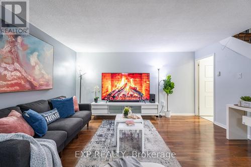 35 - 120 Ling Road, Toronto, ON - Indoor Photo Showing Living Room