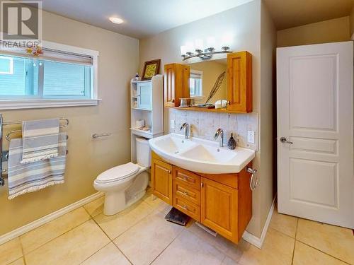 4737 Fernwood Ave, Powell River, BC - Indoor Photo Showing Bathroom