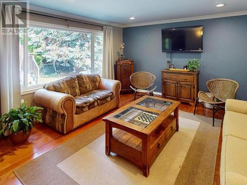 4737 Fernwood Ave, Powell River, BC - Indoor Photo Showing Living Room