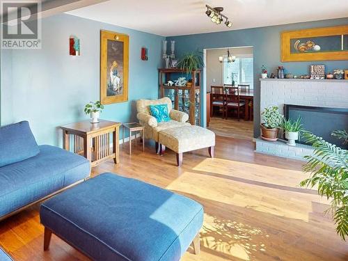 4737 Fernwood Ave, Powell River, BC - Indoor Photo Showing Living Room With Fireplace