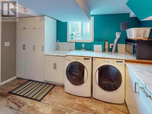 4737 Fernwood Ave, Powell River, BC - Indoor Photo Showing Laundry Room