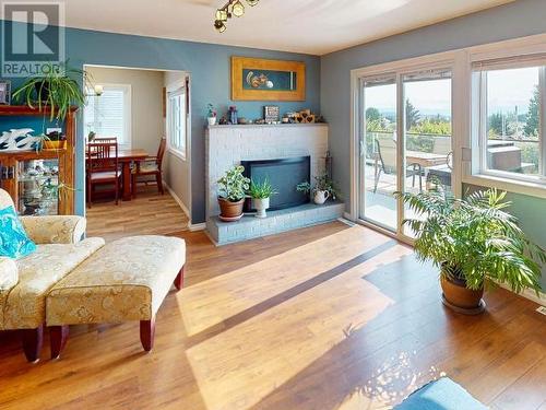 4737 Fernwood Ave, Powell River, BC - Indoor Photo Showing Living Room With Fireplace