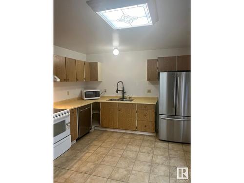 18609 95A Av Nw, Edmonton, AB - Indoor Photo Showing Kitchen