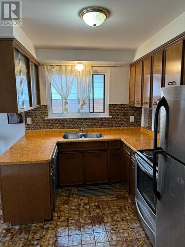 3407 Cedar Creek Drive, Mississauga, ON - Indoor Photo Showing Kitchen With Double Sink