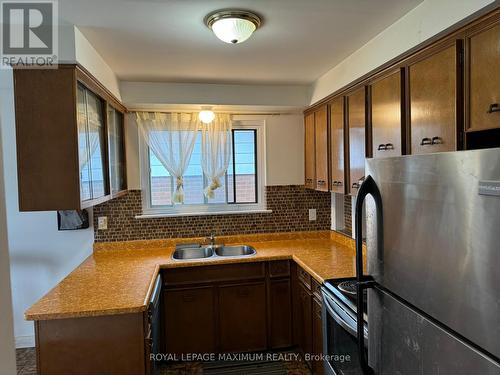 3407 Cedar Creek Drive, Mississauga, ON - Indoor Photo Showing Kitchen With Double Sink