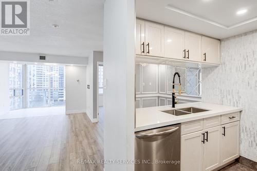 811 - 285 Enfield Place S, Mississauga, ON - Indoor Photo Showing Kitchen With Double Sink