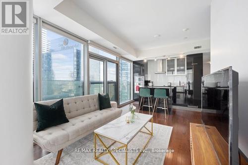 3210 - 12 York Street, Toronto, ON - Indoor Photo Showing Living Room