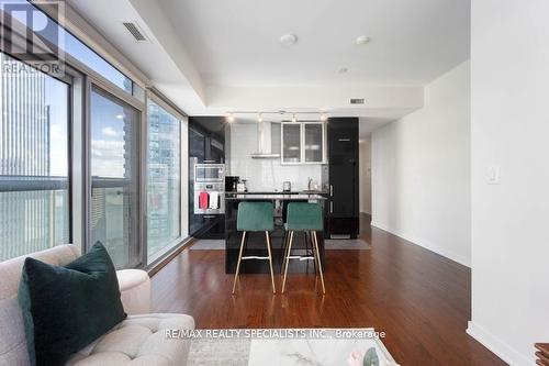 3210 - 12 York Street, Toronto, ON - Indoor Photo Showing Living Room