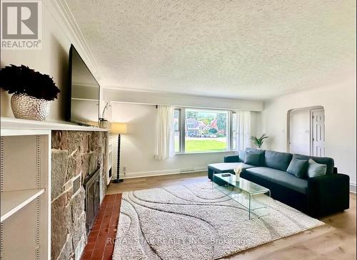 38 Lake Avenue, Richmond Hill, ON - Indoor Photo Showing Living Room