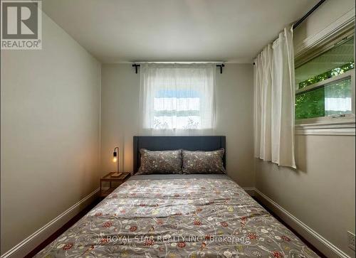 38 Lake Avenue, Richmond Hill, ON - Indoor Photo Showing Bedroom