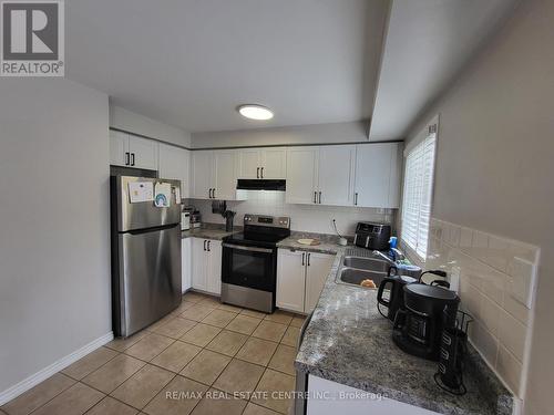 1780 Lampman Avenue, Burlington, ON - Indoor Photo Showing Kitchen With Double Sink