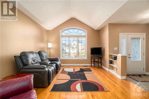 24 Campbell Court, Russell, ON - Indoor Photo Showing Living Room