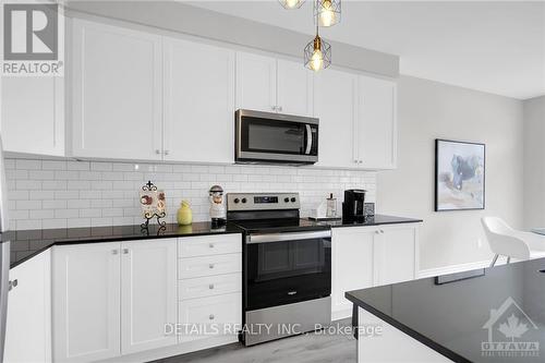 133 Pictou Crescent, Ottawa, ON - Indoor Photo Showing Kitchen With Upgraded Kitchen